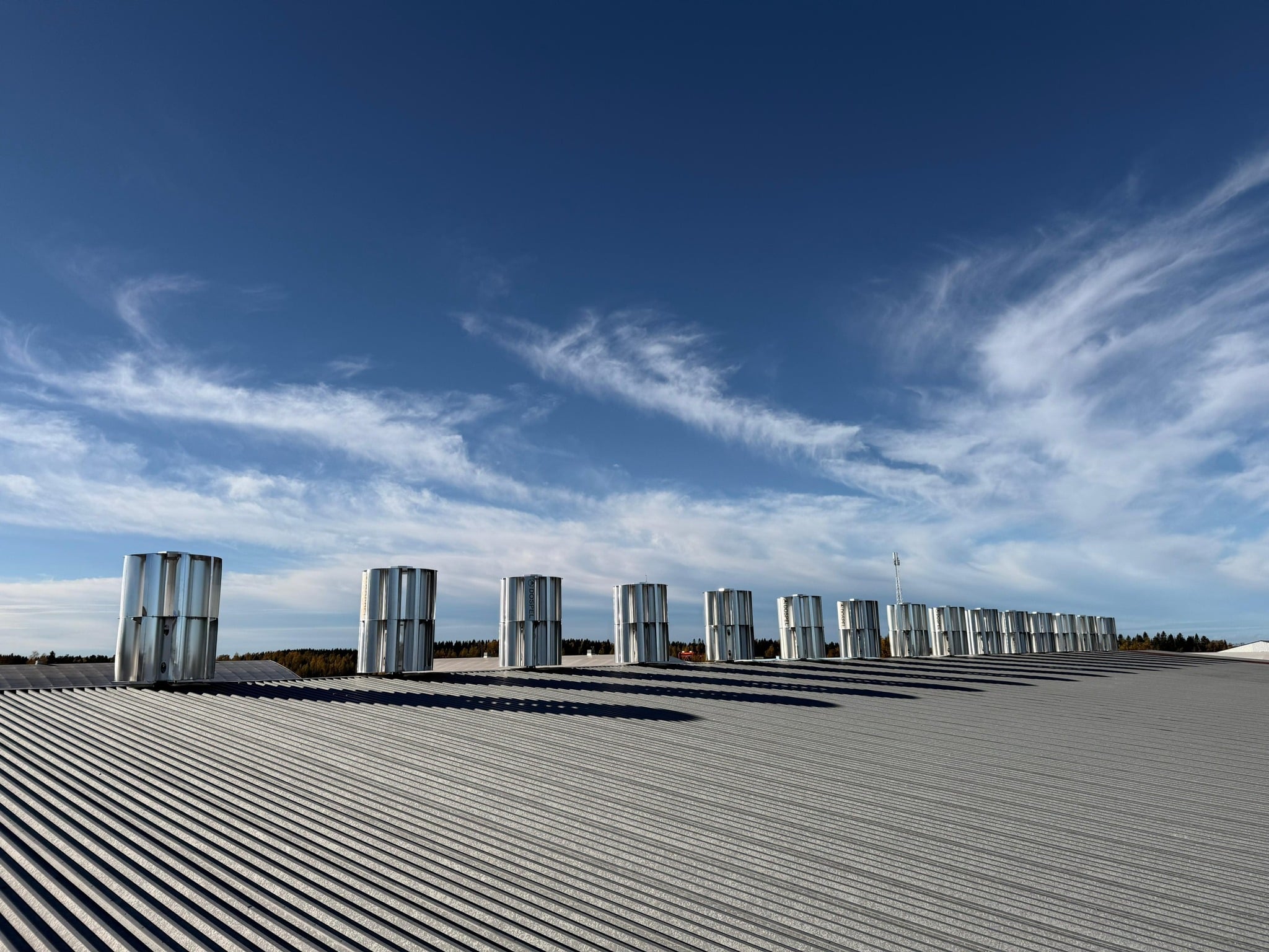 Tuulivoimala asennettuna hallin katolle.