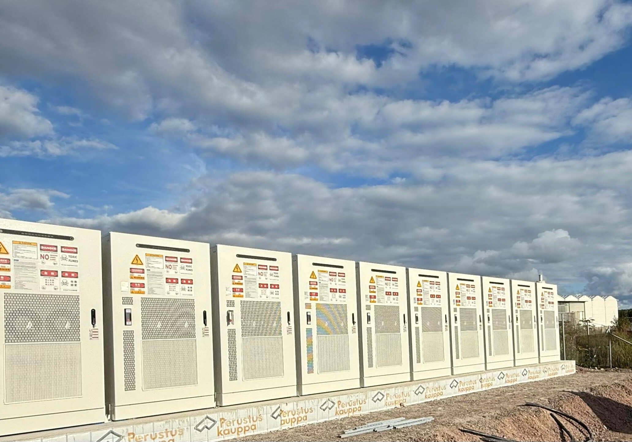 Teollisen mittakaavan akustojärjestelmä sijoitettuna avaralle kentälle